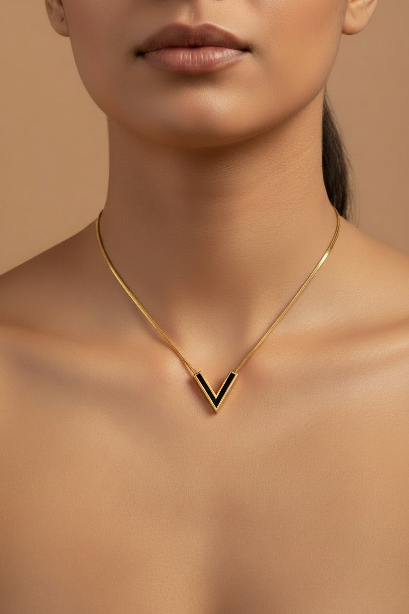 Single chain V-pendant close-up